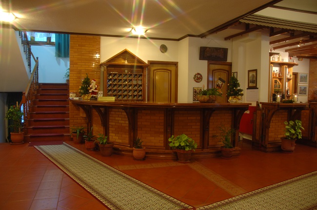 1_F14037.jpg
